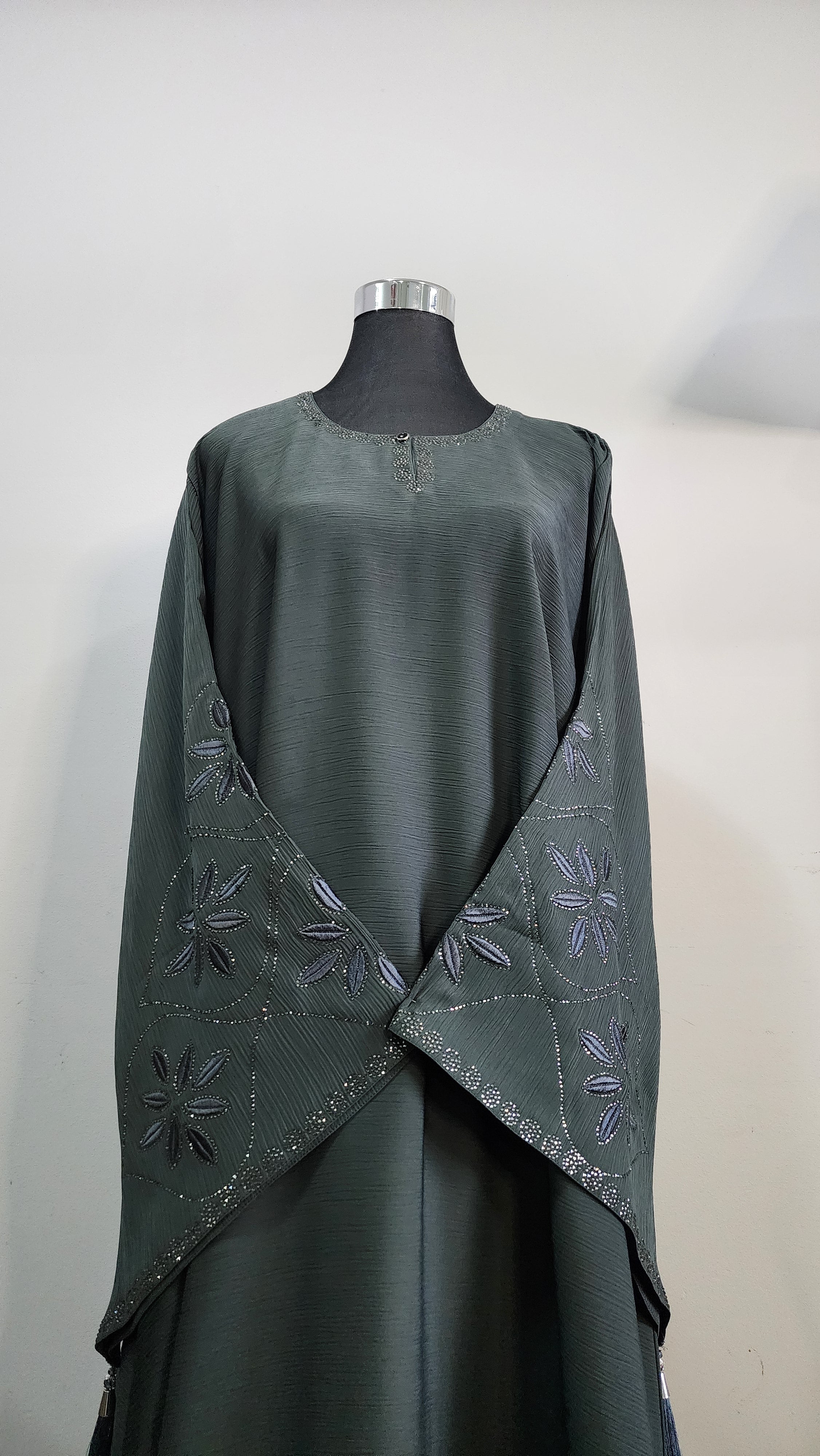 Green Embroidered Abaya with Floral Detailing – Modest Elegant Wear