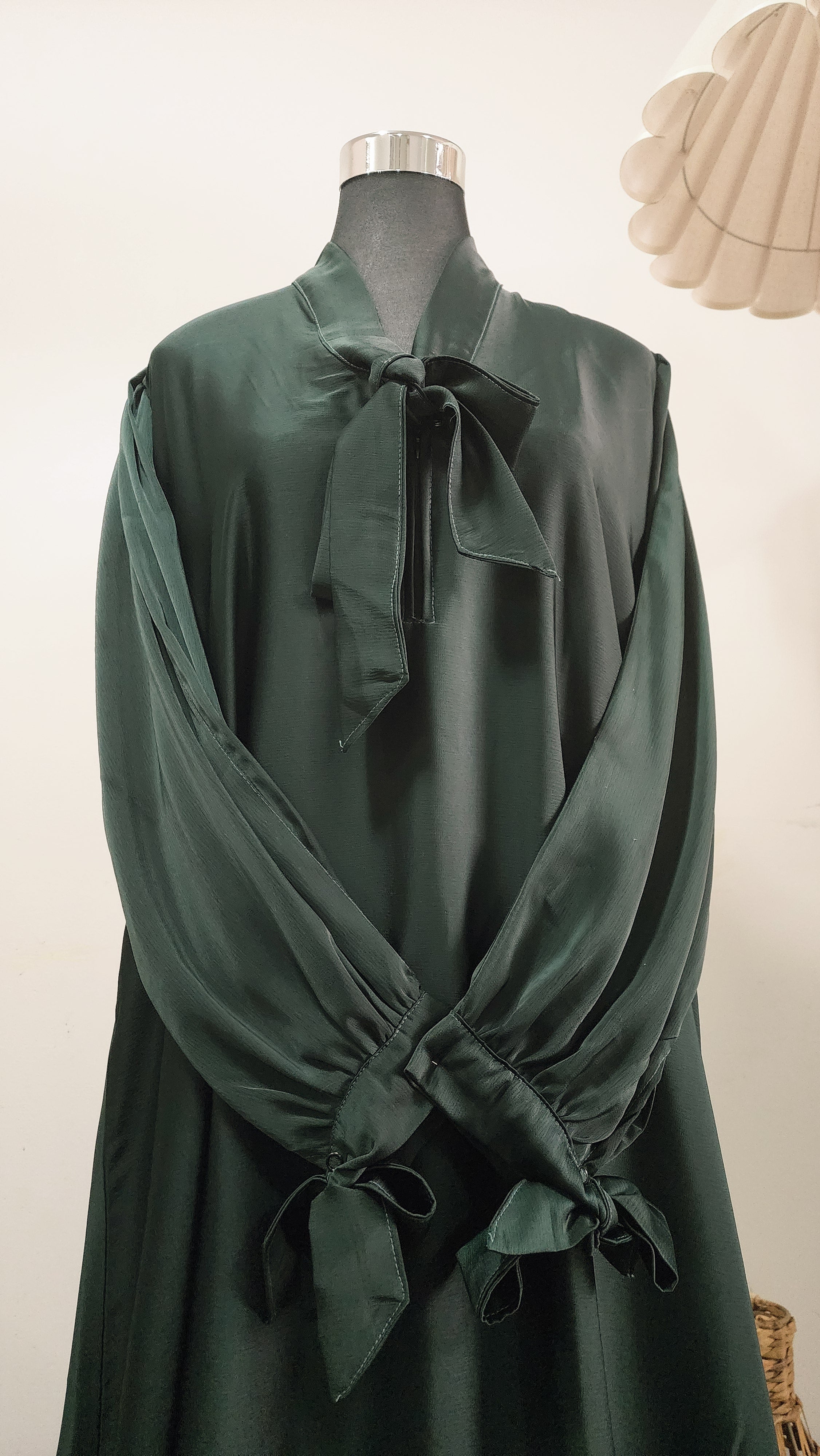 Emerald Green Bow-Tie Abaya – Elegant Satin Finish